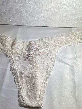 Victoria's Secret Lace Thong - Ivory
